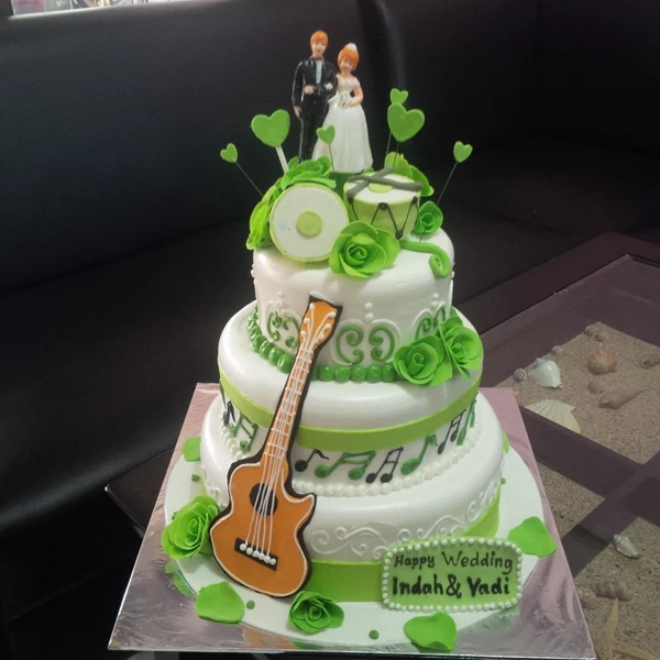 Guitar wedding cake